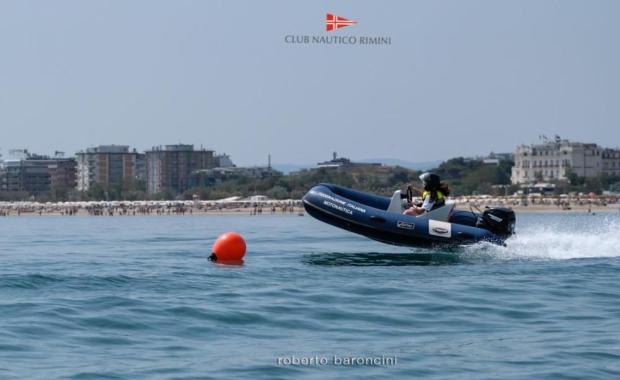 Gommone in gara a Rimini, sfida tra le onde.
