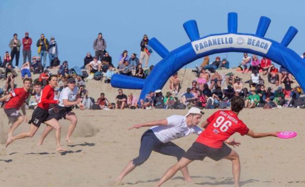 Giocatori di frisbee sulla spiaggia durante il torneo Paganello.